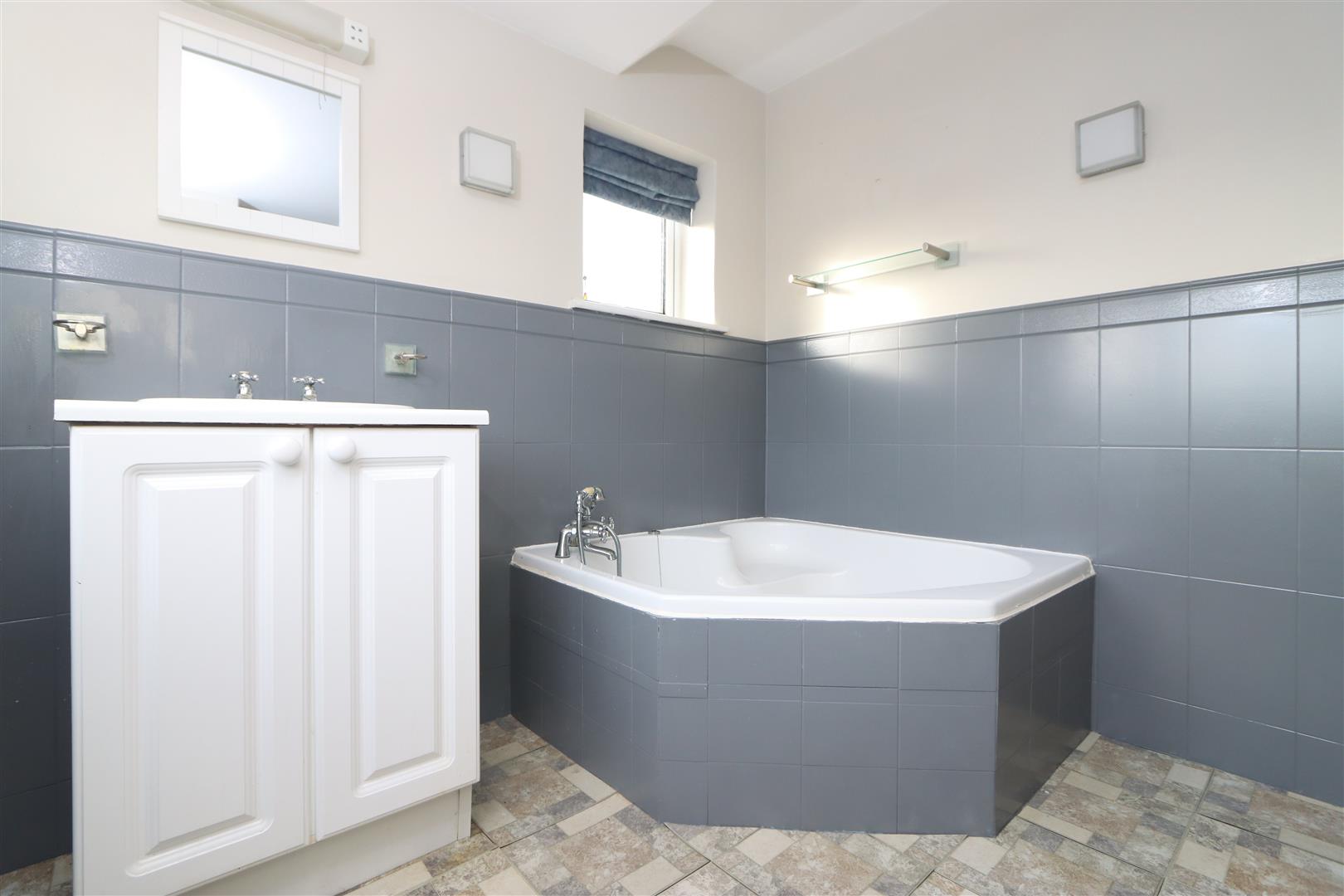 3 bed property in Milestone Drive, Stourbridge